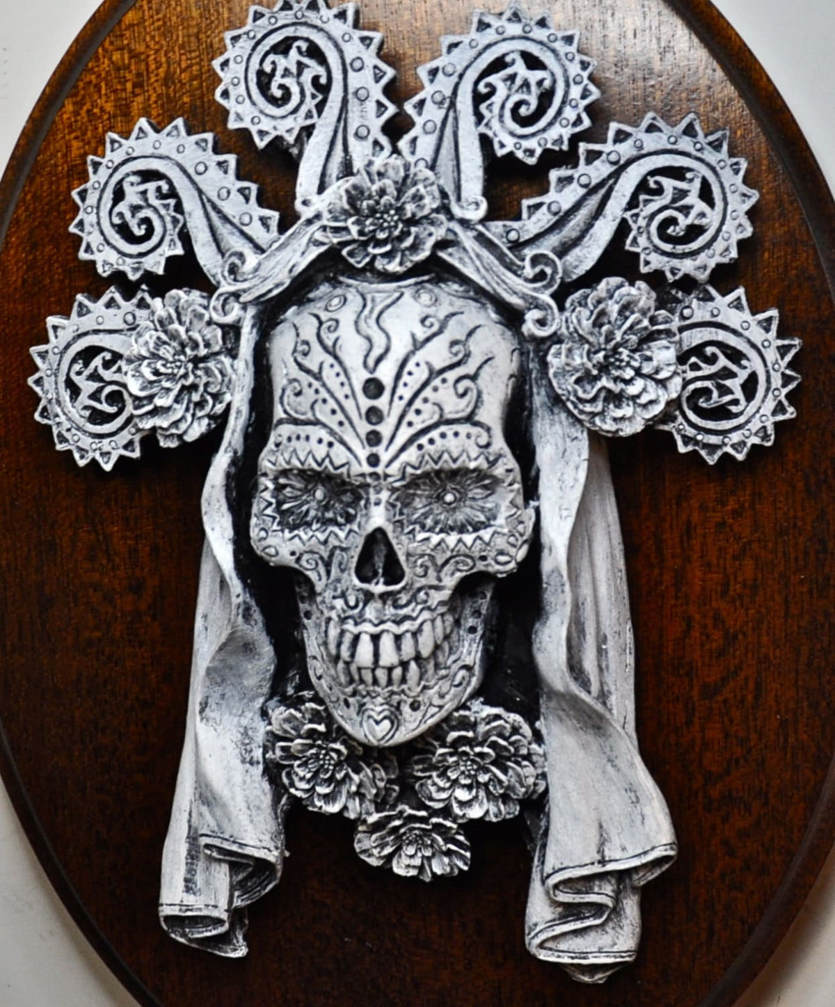 Dia de los Muertos Wall Plaque, Hand Painted Resin | Mexican Gothic Wall Art |  Spooky Day of the Dead Skull Plaque for Gothic Home Decor
